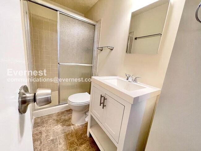 Building Photo - 3 Bed, 2.5 Bath Home with Fenced Yard & Garage / Pet-Friendly / Available Now!