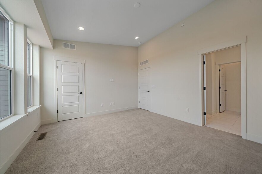 Building Photo - 10860 Lyric St