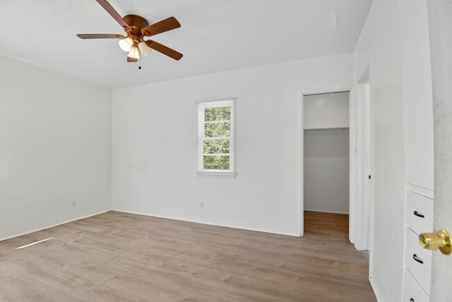 Building Photo - 103 E Tamarack Ave