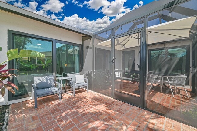 Building Photo - NOW AVAILABLE - Cozy Furnished Villa in Royal Woods!