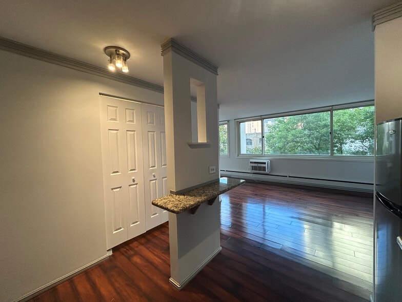 Building Photo - 1350 N Dearborn St