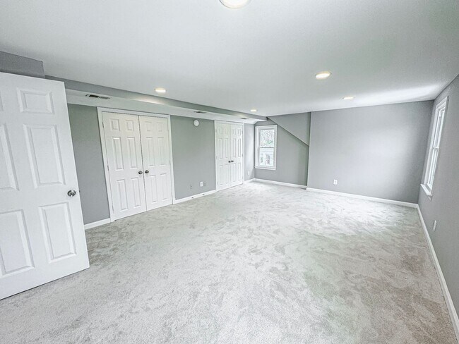 Building Photo - Charming 3 Bed 3 Bath Sitting On A Large Lot In Beautiful Summit Veitch