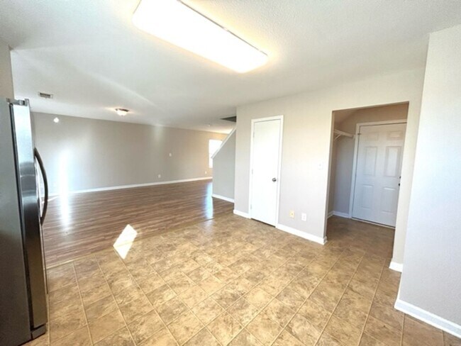 Building Photo - THREE BEDROOMS/TWO & HALF BATHROOMS SPACIOUS HOME - MADISON. MOVE IN SPECIAL!