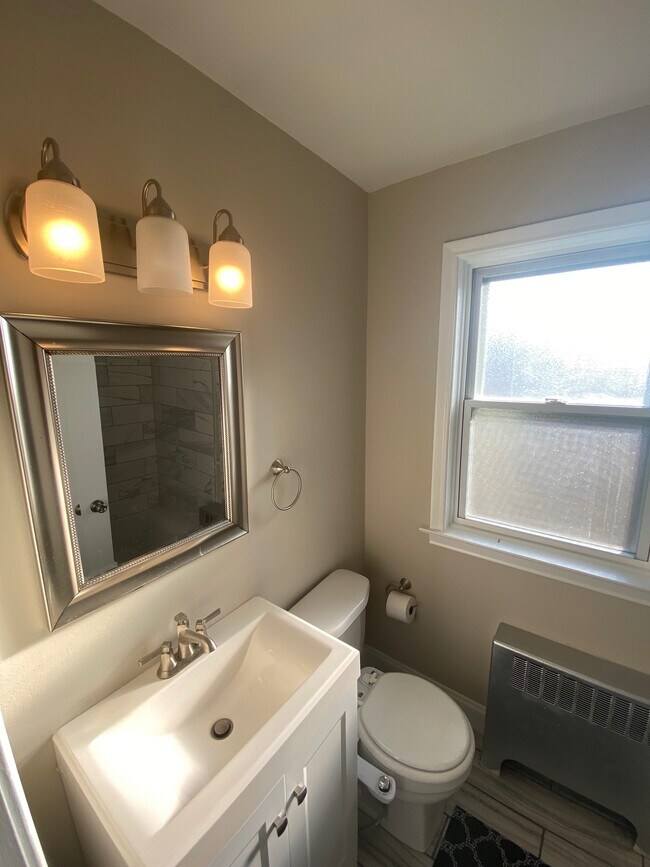 Building Photo - 30 E 7th St