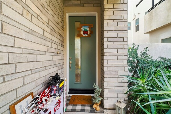 Building Photo - 155 Spectacle