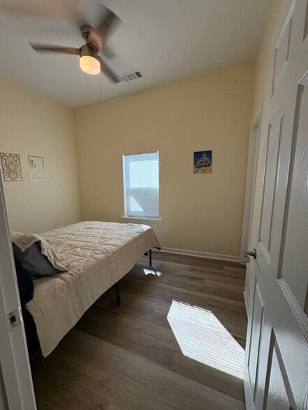 Building Photo - 405 Bender St