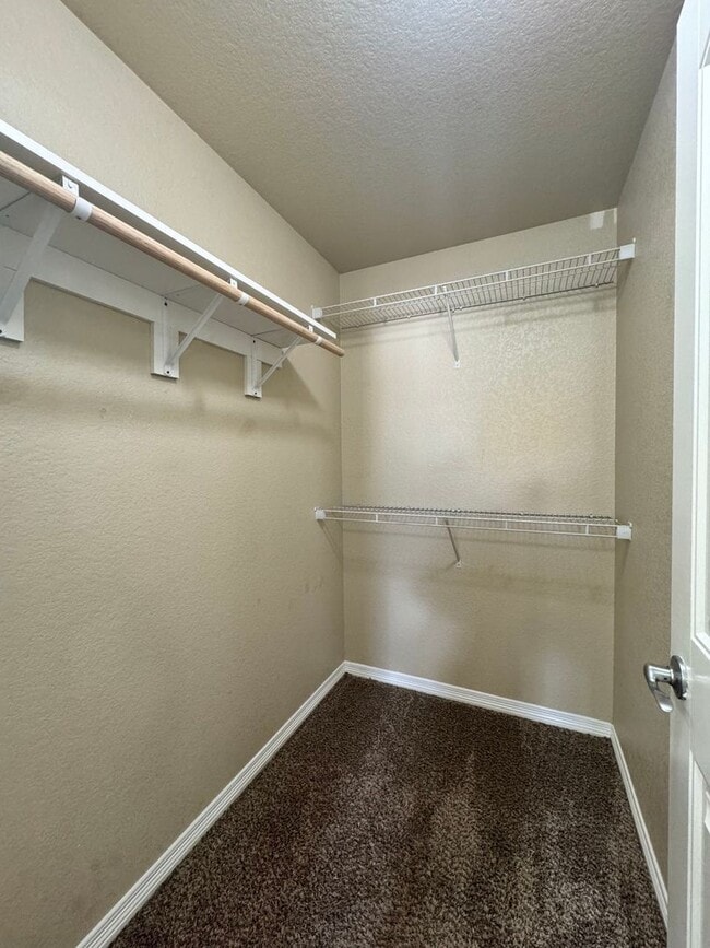 Building Photo - 3 Bedroom in Sierra Springs
