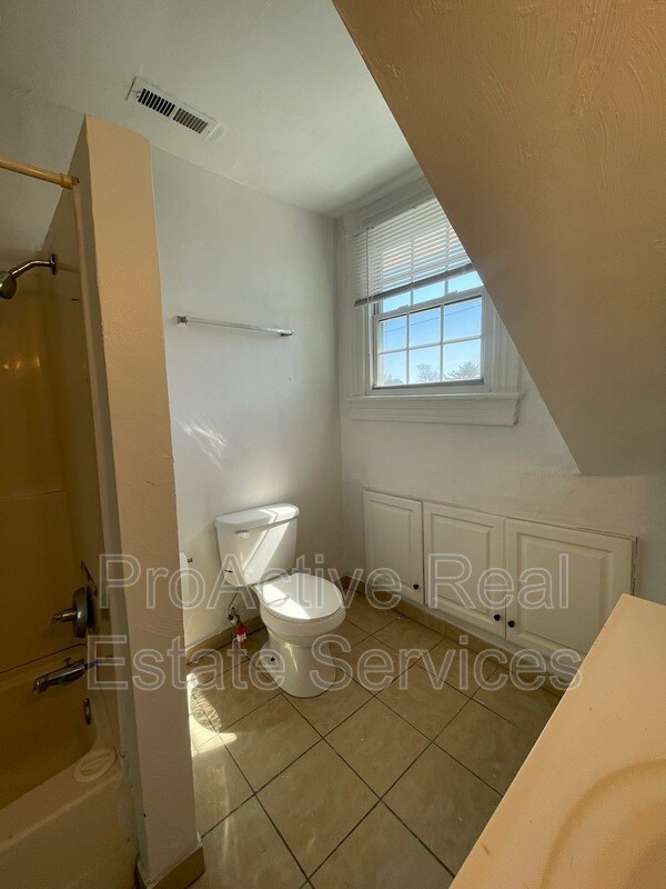 Building Photo - 815 W 34th St