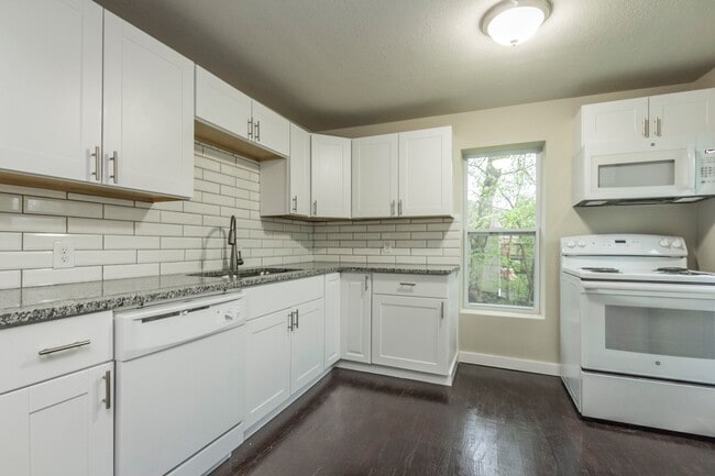Building Photo - Adorable 2 Bedroom 1 Bath