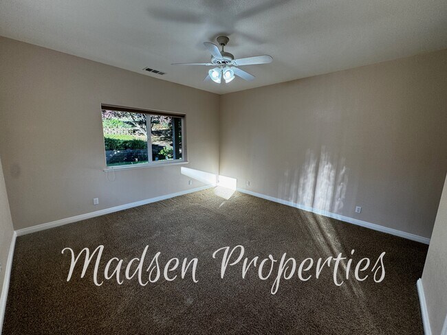 Building Photo - 121 Hart Ln