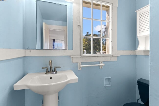 Building Photo - 2081 Oakwood Dr