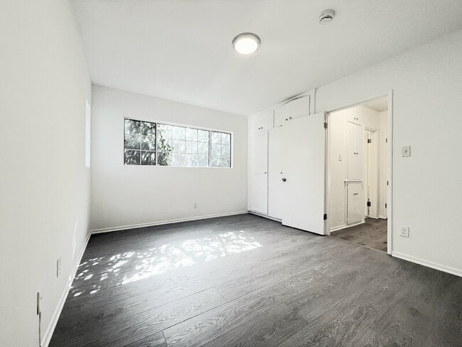 Building Photo - 10565 Camarillo St