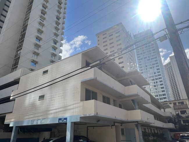 Primary Photo - 2 Bed/1 Bath unit on Cleghorn St in Waikiki