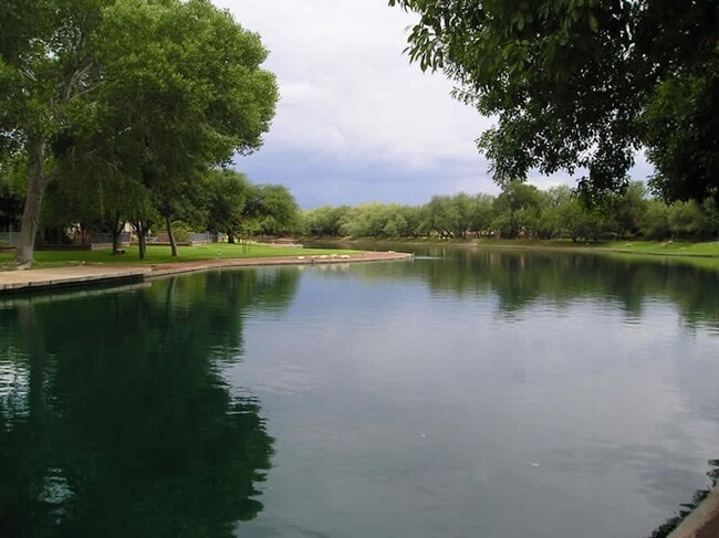 Building Photo - Spacious 2bd/2bath + Den home in gorgeous community (there's a lake!)