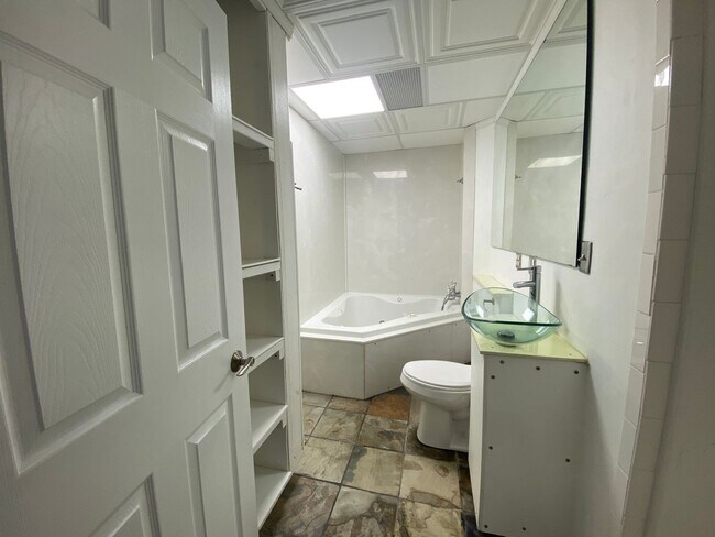 Building Photo - Spacious 3 Bedroom Home w/ 3 Full Baths