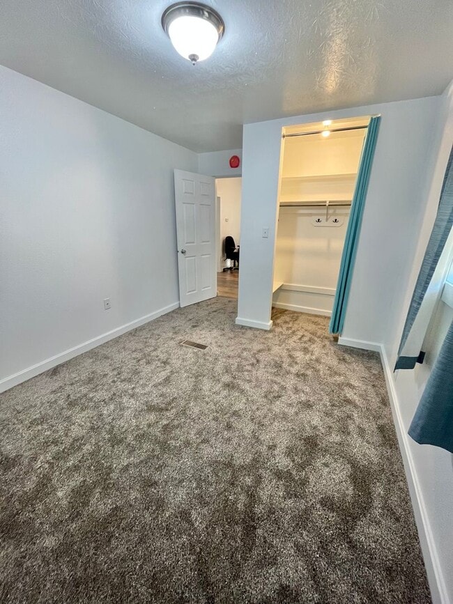 Building Photo - Spacious Fully Remodeled Ground Floor Duplex!