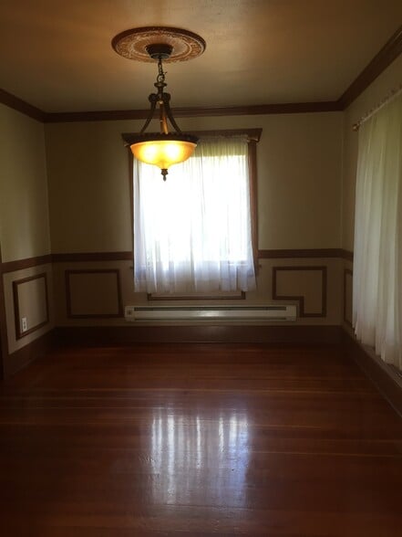 Building Photo - 105 125th St E