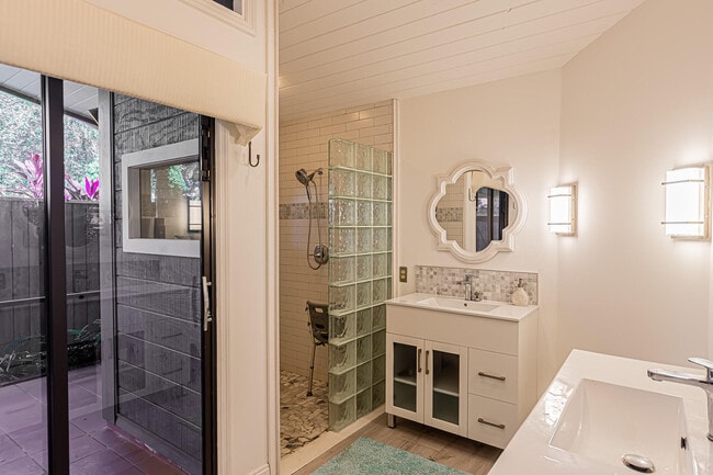 Building Photo - 1282 SW Bent Pine Cove