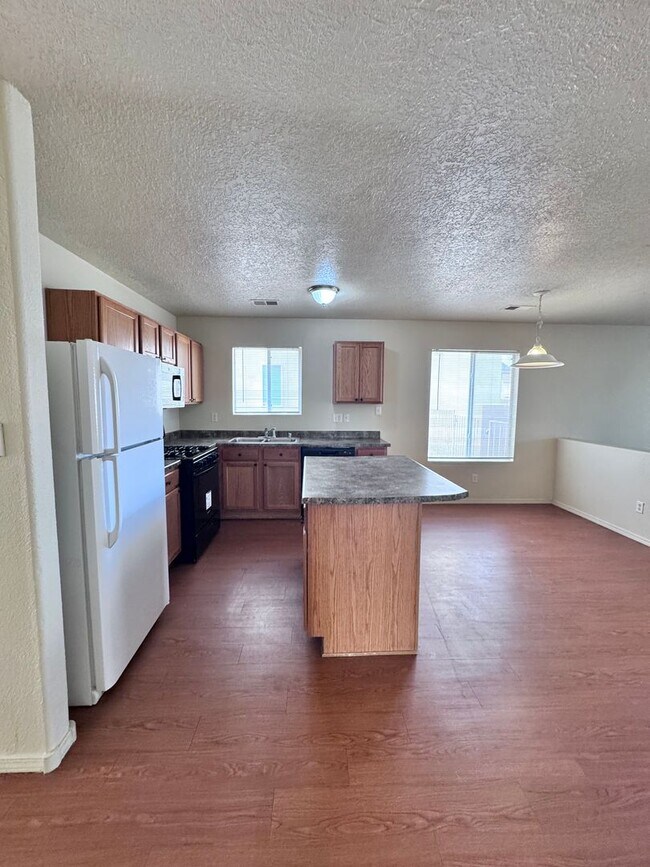 Building Photo - 760 Deerbrush Ct SW