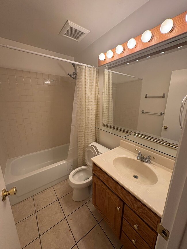 Building Photo - 2 bedroom condo is central location near e...