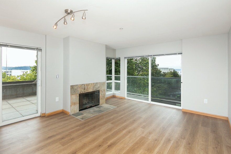 living room w/wrap around balcony - 323 W Republican St