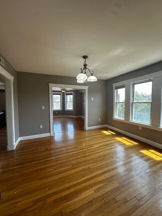 Building Photo - Spacious 3 Bed 2 Bath Apartment With Garag...