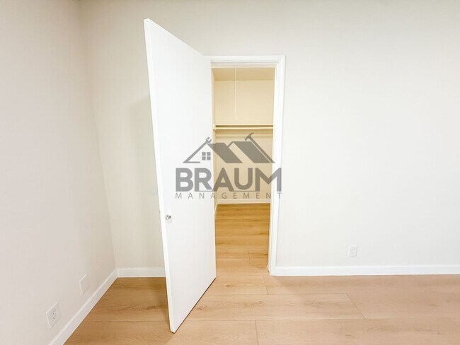 Building Photo - 13129 Oxnard St