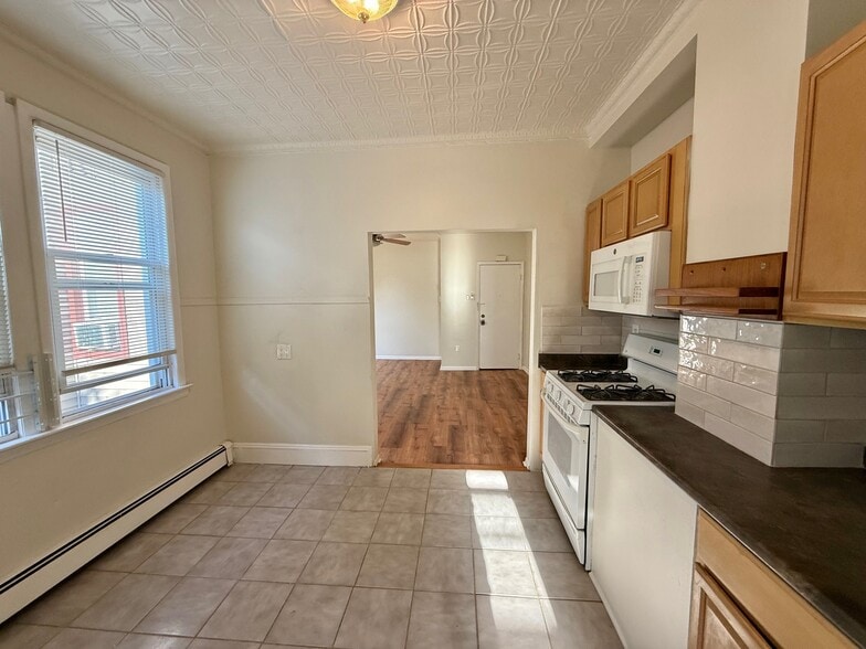 Building Photo - 419 7th St
