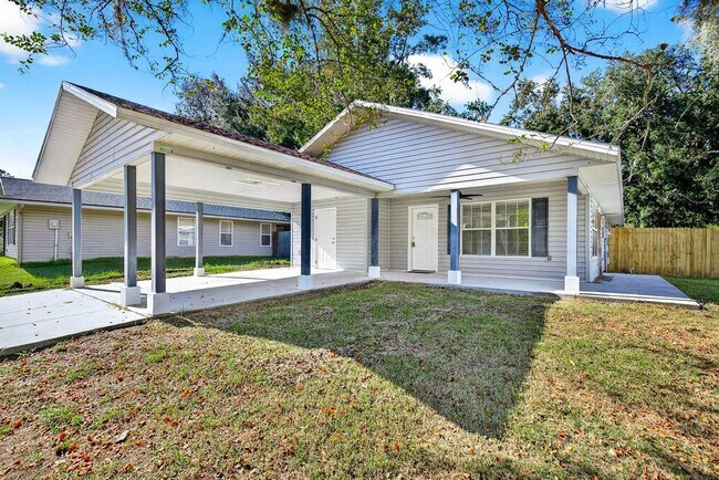 Building Photo - 2126 Center Way