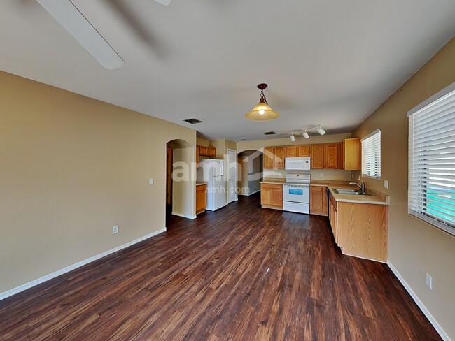 Building Photo - 655 W Cholla Crest Dr