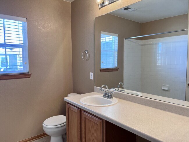 Building Photo - Beautiful 3 Bed/2.5 Bath End Unit Two-Level Townhome! Wonderful Deck off Living Room with backyar...