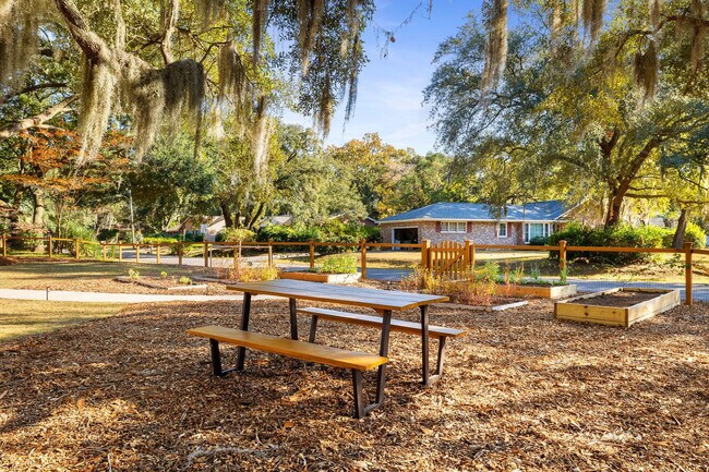 Building Photo - 1790 Wilshire Dr