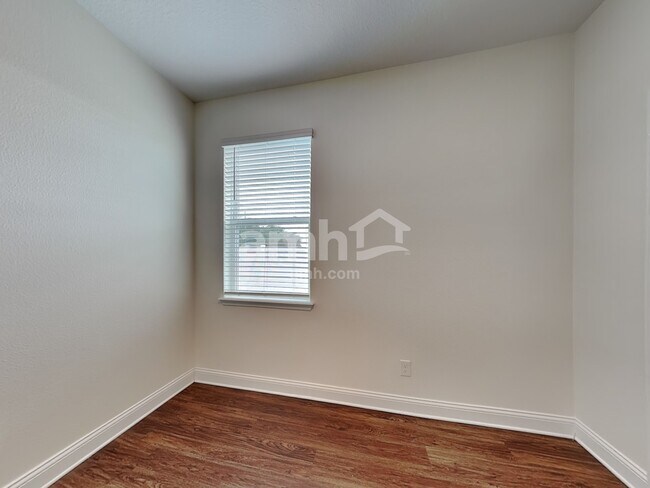 Building Photo - 900 Summer Stone Loop