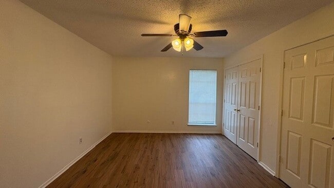 Building Photo - 3 Bedroom Duplex!