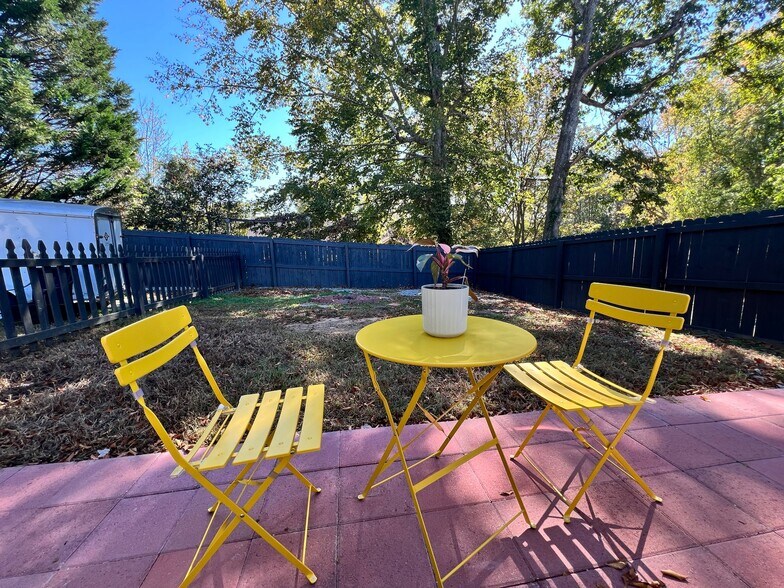 Building Photo - 2074 Flint Hill Dr