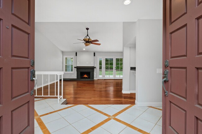 Building Photo - 910 Daisy Ave