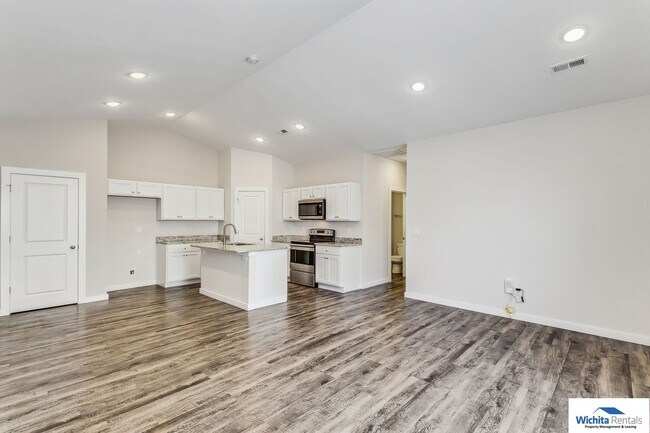 Building Photo - Newer 3 bedroom 2 bath Duplex in Goddard