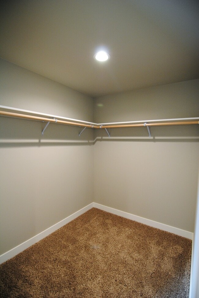 Building Photo - Newer Rambler in Mary Hill Estates!