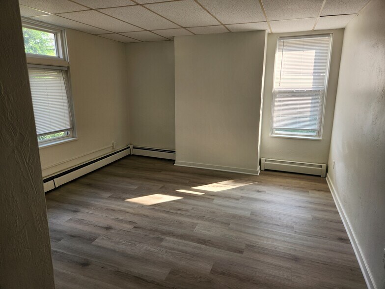 Living Room - 61 N Linwood Ave