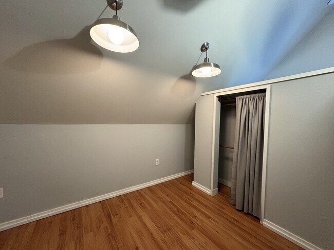 Building Photo - 141 E Fairfield Ct