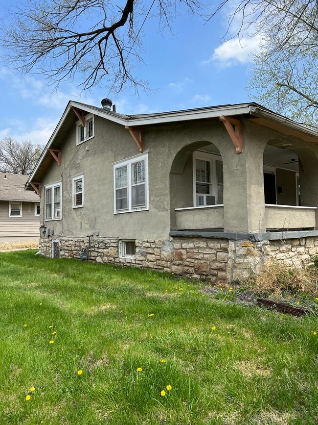 Building Photo - 1316 E 61st St