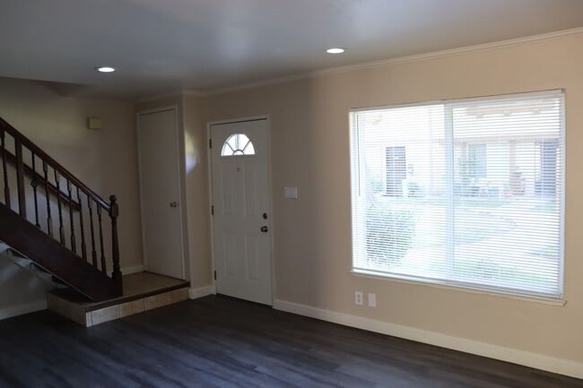 Building Photo - End unit 3 bedroom Townhouse Near Andrew H...