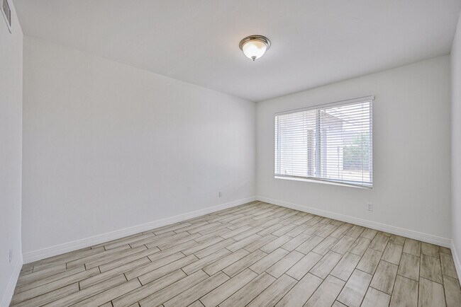 Building Photo - 4 bedroom with Pool !!