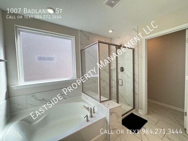 Building Photo - 1007 Badlands St