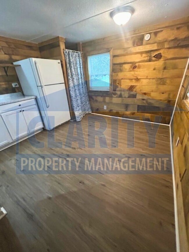 Building Photo - Two bedroom home in quiet location!