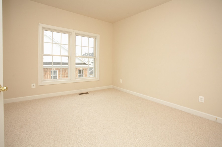 Building Photo - 560 Odendhal Ave