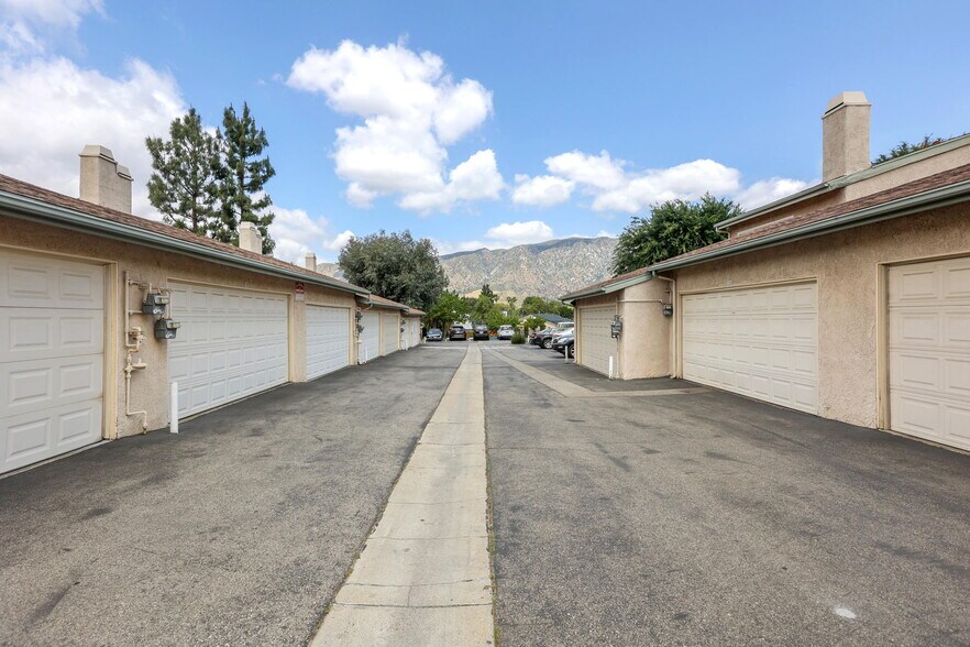 Garage - 8341 Grenoble St