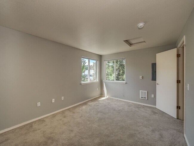 Building Photo - Spacious 3 Bedroom, 2 Bath Apartment with Washer & Dryer, Private Patio & Garage Options!