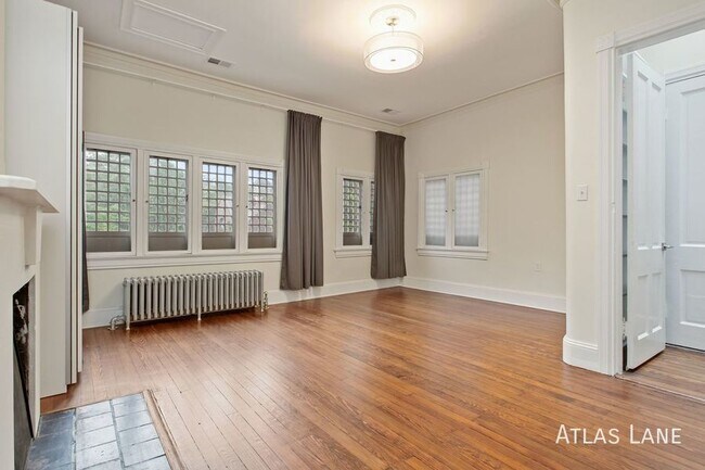 Building Photo - Professionally Managed & Recently Renovate...