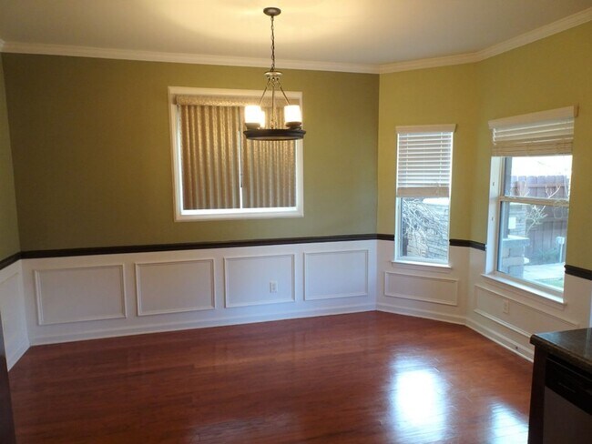 Building Photo - Prime Newnan location, close to everything...
